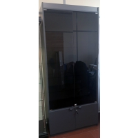 Фотография витрины с тонированными дверками