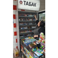 Фотография торгового шкафа для продажи сигарет с десятью складными дверями с лайтбоксом